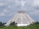 Hauptgebäude in Form einer Maya-Pyramide