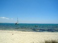 Weißer Strand, blaues Meer