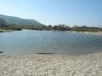 Flussmündung am Strand