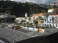 Buntes Hotel am Strand