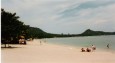 Lamai Beach - schöner langer Strand mit Grün im Hintergrund