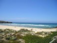 Strand und wolkenloser Himmel an der Algarve