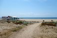 Dünenstreifen zwischen Straße und Strand