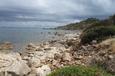 Viele Felsen am Strand und im Meer