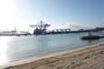 Industrieanlagen direkt vor dem Strand