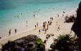 Oberhalb des Strandes verlaufen Klippen, die einen schönen Ausblick verschaffen