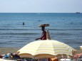 Obstverkäufer am Strand von Side, dahiner das Hotel Melas Resort