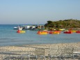 Strandliegen auf Zypern mit Blick auf das Meer
