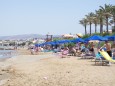 Strandliegen und Sonnenschirme in Chania