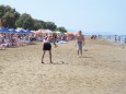 Beachball spielen am Strand in Greichenland