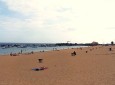 vor dem Strand liegt der Hafen mit den Fischerboten Playa de las Teresitas