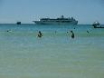 Kreuzfahrtschiff vor Patong Beach 