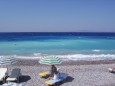 Glasklares Wasser am Strand von Rhodos Stadt, türkisblau