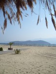 Keramoti - schöner Sandstrand mit Liegen und Sonnenschirmen