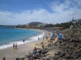Playa Blanca - Lanzarote schöner Sandstrand mit felsiger Strandumrandung