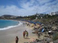 Playa Blanca - Lanzarote klares Wasser, feiner Sand, felsige Strandumrandung