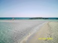 Strandaktivitaet am Elafonissi Beach auf Kreta in Griechenland