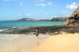 Im Hintergrund der Strandbucht Playa Blanca, der Papagayos Strand von Lanzarote, Playa Mujeres