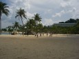 Siloso Beach - Singapur Sentosa Island viele Sportmöglichkeiten, vor allem Beachvolleyball