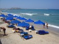 Sonnenschirme und Liegen am Rethymnon Beach