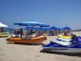 Boote und Jetskis am Rethymnon Beach, Kreta