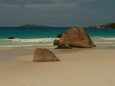 Felsformationen im weißen Sand auf Praslin