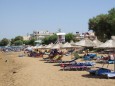 Kato Stalos - Strand mit Rettungsschwimmer