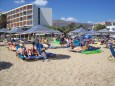 Reges treiben am Strand von Malia