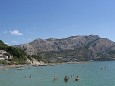 Sanfte Hügel umschließen die Bucht in Istrien