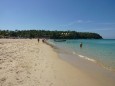 Thailands berühmte Long Tail Boote, hier am Strand zu sehen