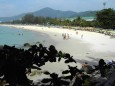 Üppig tropisch der Karon Beach auf Phuket