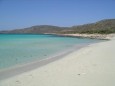 Von Huegelkette umgebener Strand Elafonisos auf den Peloponnes in Griechenland