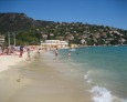 Ein Strand von Le Lavandou an der französischen Riviera