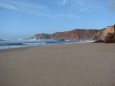 der Strand Praia da Cordama an der westlichen Algarve vor den Felsen