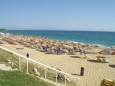 Schirme und Liegen am Strand von Vrachos