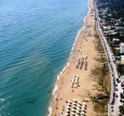 Blick von oben über den Strand von Vrachos