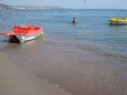 Ein knallrotes Tretboot am Strand von Faliraki