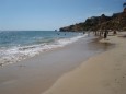 Von Felsen umrahmte Praia da Falesia an Portugals Traumküste der Algarve