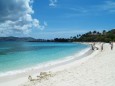 Hellweißer Sanstrand auf St Thomas Saphire Beach