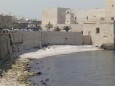 Stadtstrand in Trani, mit normalen Sand mit vereinzelten Steinen