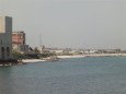 Stadtstrand von Trani Strand mit großer Flachwasserzone im Meer und leichtem Wellengang