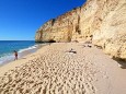 Kleine Sandbucht Praia de Centianes mit wunderschöner Felsenkulisse