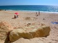 von Muschelkalkfelsen umgebener kleiner Strand in Portugal