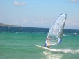 starker Wind zum Surfen auf Sardinien Strand Barrabisa