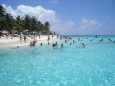 Reges treiben am Strand von Johnny Cay