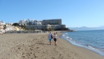 Strandspaziergänger an der Playa de la Carihuela
