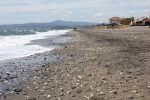 Mit Steinen durchsetzter Strandbereich
