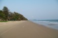 Schöner breiter Strand in Thailand